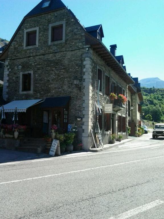 Alojamiento Rural Ostau Era Nheuada Aubert Bagian luar foto